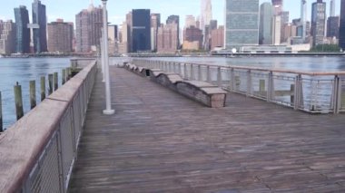 New York şehri kıyısı silueti, Manhattan şehir merkezi binaları, nehir kıyısındaki gökdelenler, doğu nehri suyu. Liman kenti manzarası, Gantry Plaza iskelesi, Long Island, Queens. Birleşik Devletler mimarisi.