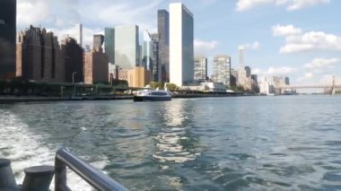 Feribottan New York City silueti. Manhattan şehir merkezinde, feribottan yükselen gökdelenler. Doğu nehri kıyısı manzarası, nehir kenarı mimarisi, ABD. Queens 'e Queensboro Köprüsü.