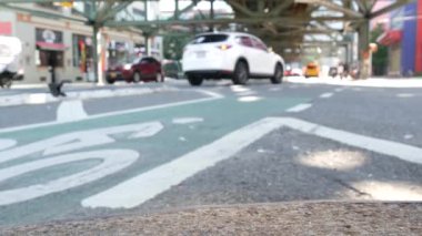 New York caddesinin yukarısında metro var. Metropolitan Köprüsü, Queens, Birleşik Devletler. Long Island metro hattı üzerinde, Birleşik Devletler. Tren yolu altında bir taksi. Sarı taksi, Queensboro..