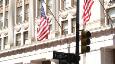 New York City kavşağı, Fulton sokak kavşağı tabelası. Manhattan şehir merkezi finans bölgesi mimarisi, NYC, ABD. Sarı trafik ışığı, Amerikan bayrağı ve Broadway yakınlarında yol işareti.