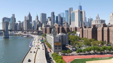 Manhattan Köprüsü 'nden Brooklyn Köprüsü. New York City şehir merkezi, finans bölgesi şehir merkezi, Dünya Ticaret Merkezi. FDR Drive karayolu üzerindeki taşımacılık trafiği, Doğu Nehri suyu, ABD.