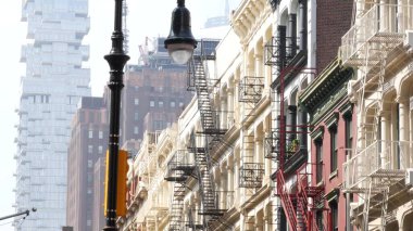 Broadway caddesi yakınlarındaki New York City Manhattan Soho moda bölgesi. Amerikan şehir binası cephesi, eski Amerikan mimarisi. New York, Amerika 'dan alışveriş. İş ve emlak işleri. Fener.