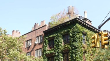 New York City klasik bina köşe mimarisi. Şehir dışındaki konutlar. ABD 'de gayrimenkul. Tipik tuğla cephe, Irving Pl, Manhattan Midtown. Çatıdaki su kulesi. Yeşil Duvar.