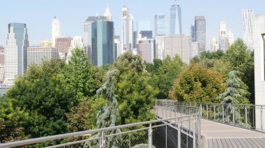 New York City Manhattan, Downtown Financial District Skyline şehir merkezi, Brooklyn Heights köprüsü, Birleşik Devletler. Şehir mimarisi, Dünya Ticaret Merkezi gökdeleni. Squibb Park Köprüsü