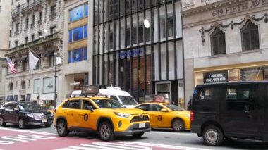 New York, Birleşik Devletler - 11 Eylül 2023 Manhattan Midtown Caddesi, Beşinci Cadde. Amerikan şehir trafiği. ABD 'de sarı taksi. İnsanlar yayalar. Alışveriş için butik mağazaları