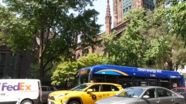 New York, ABD - 8 Eylül 2023 Manhattan Greenwich Village Caddesi, 5. Cadde. Amerikan şehir trafiği. Sarı taksi, ABD. Birinci Presbiteryen Kilisesi 'nin yakınındaki Fedex arabası..