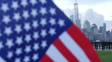 New York City, Amerika Birleşik Devletleri, 11 Eylül 2023 Waterfront Skyline, Manhattan Şehir Merkezi gökdeleni. New Jersey 'den şehir manzarası. Amerikan bayrağı. ABD 'nin bağımsızlık ve anma sembolü