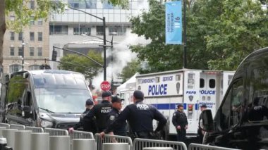 New York City, ABD - 11 Eylül 2023: İtfaiyeciler Vatanseverlik Günü 'nü kutladı. Polis arabaları, polis memurları 911 Memorial Havuzları yakınlarında. NYPD İtfaiye Merkezi, Manhattan 10 İtfaiye Merkezi, ABD.