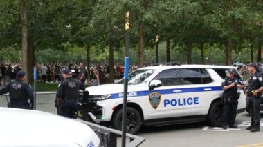 New York City, ABD - 11 Eylül 2023: İtfaiyeciler Vatanseverlik Günü 'nü kutladı. Polis arabaları, polis memurları 911 Memorial Havuzları yakınlarında. NYPD İtfaiye Merkezi, Manhattan 10 İtfaiye Merkezi, ABD.