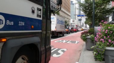 New York, Amerika Birleşik Devletleri - 29 Ağustos 2023 Manhattan 34. Cadde, Herald Meydanı, Broadway, 6. Trafik sıkışıklığı, trafik sıkışıklığı. Amerika 'da toplu taşıma için kırmızı otobüs şeridi. İnsanlar