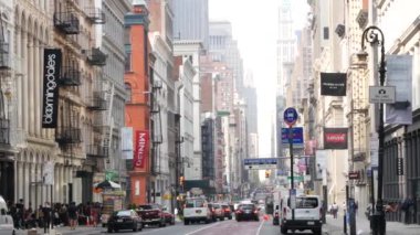 New York, ABD - 8 Eylül 2023 Manhattan Soho Bölgesi, Broadway sokak perspektifi. Amerikan şehir trafiği, sarı taksi, insanlar. Alışveriş için moda mağazaları. Bloomingdales binası.