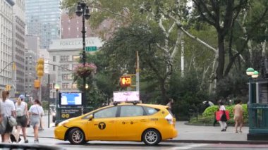 New York, ABD - 8 Eylül 2023 Manhattan Midtown Broadway, 23 sokak, 5 bulvar kavşağı. Flatiron Binası 'ndan Madison Square Park, ABD. İnsanlar, metro ve sarı taksi. Yağmur yağar.