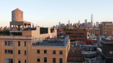 New York City Manhattan şehir merkezi siluet şehir manzarası. Chelsea, Midtown 'dan mali bölge çatı manzarası. Binanın çatıları. Kentsel mimari, Birleşik Devletler. Dünya Ticaret Merkezi ve Su Kulesi Tankı.