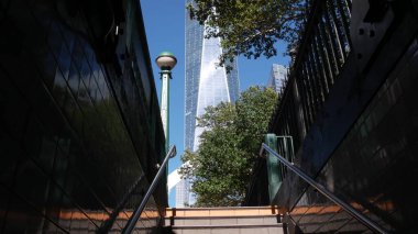 New York metro küresi, metro küre lambası. Metropolitan girişi, Manhattan. Dünya Ticaret Merkezi Kulesi, WTC ve Oculus şehir merkezindeki finans bölgesinde. Fulton Caddesi 'ndeki toplu taşıma istasyonu..