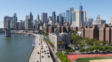 Manhattan Köprüsü 'nden Brooklyn Köprüsü. New York City şehir merkezi, finans bölgesi şehir merkezi, Dünya Ticaret Merkezi. FDR Drive karayolu üzerindeki taşımacılık trafiği, Doğu Nehri suyu, ABD.