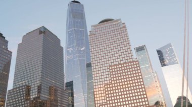 Feribottan New York City silueti. Manhattan şehir merkezinde. Feribottan Dünya Ticaret Merkezi gökdelenine. Hudson nehri kıyısı manzarası, nehir kıyısındaki binalar mimarisi, Finansal bölge, ABD.