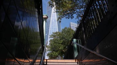 New York metro küresi, metro küre lambası. Metropolitan giriş merdiveni, Manhattan. Dünya Ticaret Merkezi Kulesi, WTC ve Oculus şehir merkezindeki finans bölgesinde. Toplu taşıma istasyonu merdivenleri.