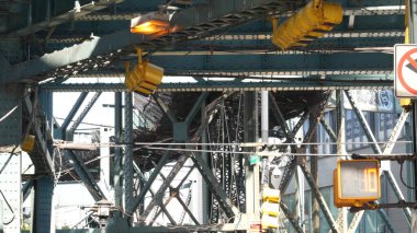 New York metrosu, metropol köprüsü, caddenin üstündeki metro yolu. Demiryolu taşımacılığı. Demiryolu hattı. Queens toplu taşımacılığı. Long Island City, Birleşik Devletler. Sarı trafik ışığı