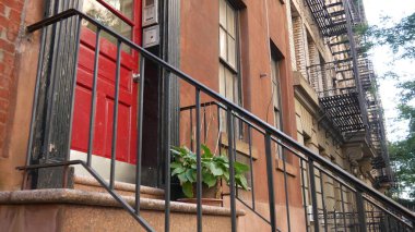 New York City konak binası, Brooklyn Heights yerleşim bölgesi, ABD. Brownstone şehir mimarisi, bağlı ev. Amerika Birleşik Devletleri emlak, Amerikan mülkü, New York 'ta apartmanlar ve evler.