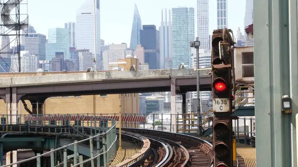 New York metrosu, metropol köprüsü, caddenin üstündeki metro yolu. Demiryolu taşımacılığı. Eski demiryolu hattı. Queensboro istasyonu Manhattan silueti. Queens, Long Island Şehri, Birleşik Devletler.