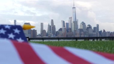New York City rıhtım silueti, Manhattan Şehir Merkezi Dünya Ticaret Merkezi gökdeleni. New Jersey, ABD 'den şehir manzarası. Amerikan bayrağı 11 Eylül, ABD. Bağımsızlık ve Hatıra sembolü. Rüzgâr