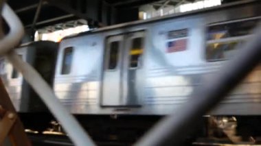 New York City Manhattan Köprüsü 'nden Brooklyn Dumbo' ya. Yaya yolundan gelen Amerikan metro treni. Birleşik Devletler demiryolu taşımacılığı. ABD 'de demiryolu trafiği ve mimarisi.