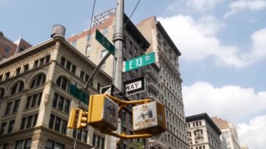 5. Cadde tabelası, Manhattan şehir merkezi mimarisi, New York 5. av sokağı köşesi. Trafik kavşağı tabelası, ABD. Amerika 'da gayrimenkul, yerleşim yeri. Çatıdaki su kulesi tankı