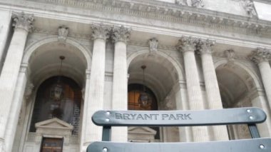 New York, Manhattan şehir merkezi Bryant Parkı. Halk kütüphanesi mimarisi, 42 sokak ve 5. Cadde köşesi, Birleşik Devletler. Amerika 'da NYC' nin simgesi. Dış görünüş ve imza koltuğu.