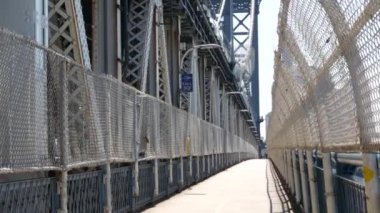 Manhattan Köprüsü 'nden Brooklyn Dumbo' ya. New York 'un sembolü, Amerika' nın seyahat yeri. Birleşik Devletler 'in mimarisi, turizm simgesi. Kablolu yayın köprüsü. Yaya yolu perspektifi.