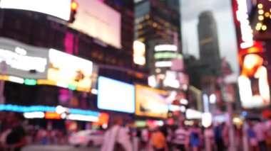 New York City Times Meydanı, Manhattan Midtown Broadway Caddesi, ABD. Amerikan NYC şehir hayatı. İnsanlar yayaların dikkatini dağıttı, zebra yaya geçidi. Reklam tabelaları, ticari reklamlar, reklam panoları parlıyor.