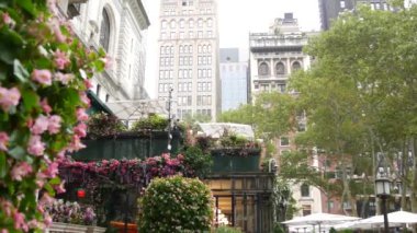 New York, Manhattan Midtown Bryant Parkı 42 sokak ve 5. Cadde köşesi, Birleşik Devletler. Amerika 'da NYC' nin simgesi. Yazlık kafeterya, bahçe çiçekleri ve binalar..