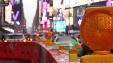 New York City Times Meydanı, Manhattan Midtown Broadway Caddesi, ABD. Amerikan New York şehir trafiğinin odak noktasından çıkartılması millet. Reklam tabelaları, reklam panoları. Yol çalışması bariyeri.