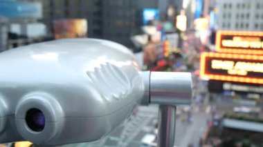 New York City Times Meydanı, Manhattan Midtown Broadway Caddesi, ABD. Amerikan NYC şehir hayatı. Yol trafiği, yukarıdan gelen insanlar. Reklam panosu ekranları. Kule görüntüleme dürbünü, turist bakış açısı.