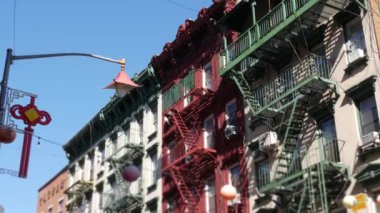 New York, Birleşik Devletler. Manhattan Chinatown Mott Caddesi, Çin etnik bölge binaları mimarisi, ABD. Küçük Çin 'deki Amerikan kırmızı tuğlalı evi. New York 'ta yangın merdiveni. Kağıt fenerler..