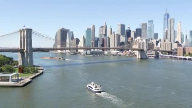 Manhattan Köprüsü 'nden Brooklyn Köprüsü. New York City şehir merkezi, finans bölgesi şehir merkezi, Dünya Ticaret Merkezi. Amerika 'ya git. Doğu Nehri kıyısında mimarlık, Amerika Birleşik Devletleri. Dumbo atlıkarınca