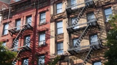 New York City klasik bina mimarisi, Manhattan, ABD. Şehir dışındaki konutlar. Birleşik Devletler 'de gayrimenkul. Tipik kırmızı tuğla cephesi. Yangın çıkışı, acil merdiven çıkışı..