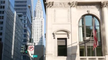Beşinci cadde, 5 ave yol tabelası, Manhattan şehir merkezindeki gökdelen mimarisi, New York 5 av, 42 sokak ikonik manzara köşesi Bryant Park, Kütüphane. Chrysler Binası, Amerikan bayrağı, ABD.
