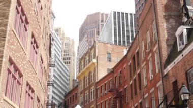 New York City klasik bina mimarisi. Evin dış cephesi. ABD 'de gayrimenkul. Tipik kırmızı tuğla cephesi. Manhattan şehir merkezi finans bölgesi, Stone Caddesi. Yangın merdiveni.