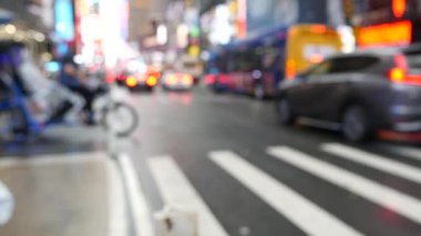 New York City Times Meydanı, Manhattan Midtown Broadway Caddesi, ABD. Amerikan NYC şehir hayatı. Sonbahar yağmurlu günlerinde ıslak yol, trafik kapalı. Yayalar, sarı taksiler. Reklam panoları