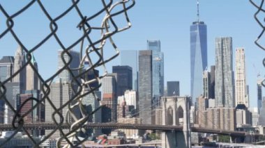 Manhattan Köprüsü 'nden Brooklyn Köprüsü. New York City şehir merkezi, finans bölgesi şehir merkezi, Dünya Ticaret Merkezi, Birleşik Devletler. Amerika 'ya git. Ağ delikleri, yaya yolu çitleri..