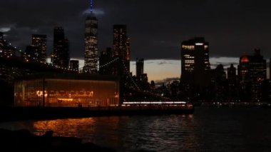 Brooklyn Köprüsü, New York City Manhattan şehir merkezi silueti, Birleşik Devletler. Waterfront Pebble Beach, Dumbo, ABD 'de atlı karınca. Dramatik alacakaranlık. Akşam veya gece gökyüzü. Dünya Ticaret Merkezi.