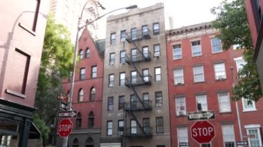 New York City mimarisi. Şehir dışındaki konutlar. ABD 'de gayrimenkul. Genel kırmızı tuğla cephesi. Greenwich Village Gay Caddesi. Yangın merdiveni. Dur, tek yön işareti..