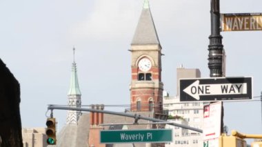 New York caddesi. Manhattan Greenwich Köyü simgesi, Birleşik Devletler. Jefferson Market Kütüphanesi mimarisi, Adliye Binası saat kulesi 6. Tek yön işareti..