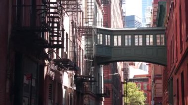 New York City Staple Caddesi, Skybridge. Antika endüstriyel mimari, kırmızı tuğla bina. Amerika 'nın tarihi fıçısı Manhattan' daki gökyüzü köprüsünü yükseltti. Yangın merdiveni.