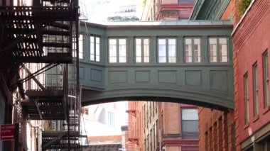 New York City Staple Caddesi, Skybridge. Antika endüstriyel mimari, kırmızı tuğla bina. Amerika 'nın tarihi fıçısı Manhattan' daki gökyüzü köprüsünü yükseltti. Yangın merdiveni.
