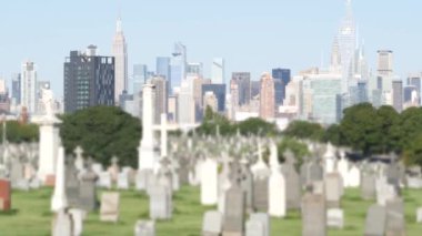 Queens, ABD 'deki New York City Calvary mezarlığı. Manhattan şehir merkezi siluet şehri mimarisi. Mezar taşları, mezarlıklar. Birleşik Devletler 'de büyük bir mezarlık. Çimenler.