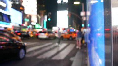 New York City Times Meydanı, Manhattan Midtown Broadway Caddesi, ABD. Amerikan NYC sarı taksi, şehir trafiği. - İnsanlar. Reklam tabelaları, ticari reklamlar, parlayan reklam panoları..