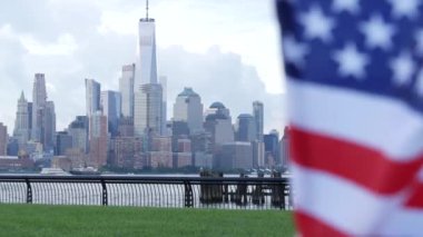 New York City rıhtım silueti, Manhattan Şehir Merkezi Dünya Ticaret Merkezi gökdeleni. New Jersey, ABD 'den şehir manzarası. Amerikan bayrağı 11 Eylül, ABD. Bağımsızlık ve Hatıra sembolü. Rüzgâr