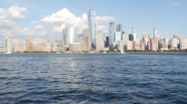 New York City rıhtımı, Manhattan şehir merkezi finans bölgesi, Dünya Ticaret Merkezi binası, nehir manzaralı gökdelenler. Paulus Hook, New Jersey 'den. Birleşik Devletler mimarisi. Hudson Nehri.