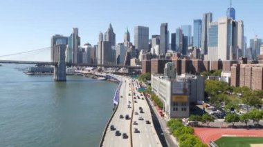 Manhattan Köprüsü 'nden Brooklyn Köprüsü. New York City şehir merkezi, finans bölgesi şehir merkezi, Dünya Ticaret Merkezi. FDR Drive karayolu üzerindeki taşımacılık trafiği, Doğu Nehri suyu, ABD.